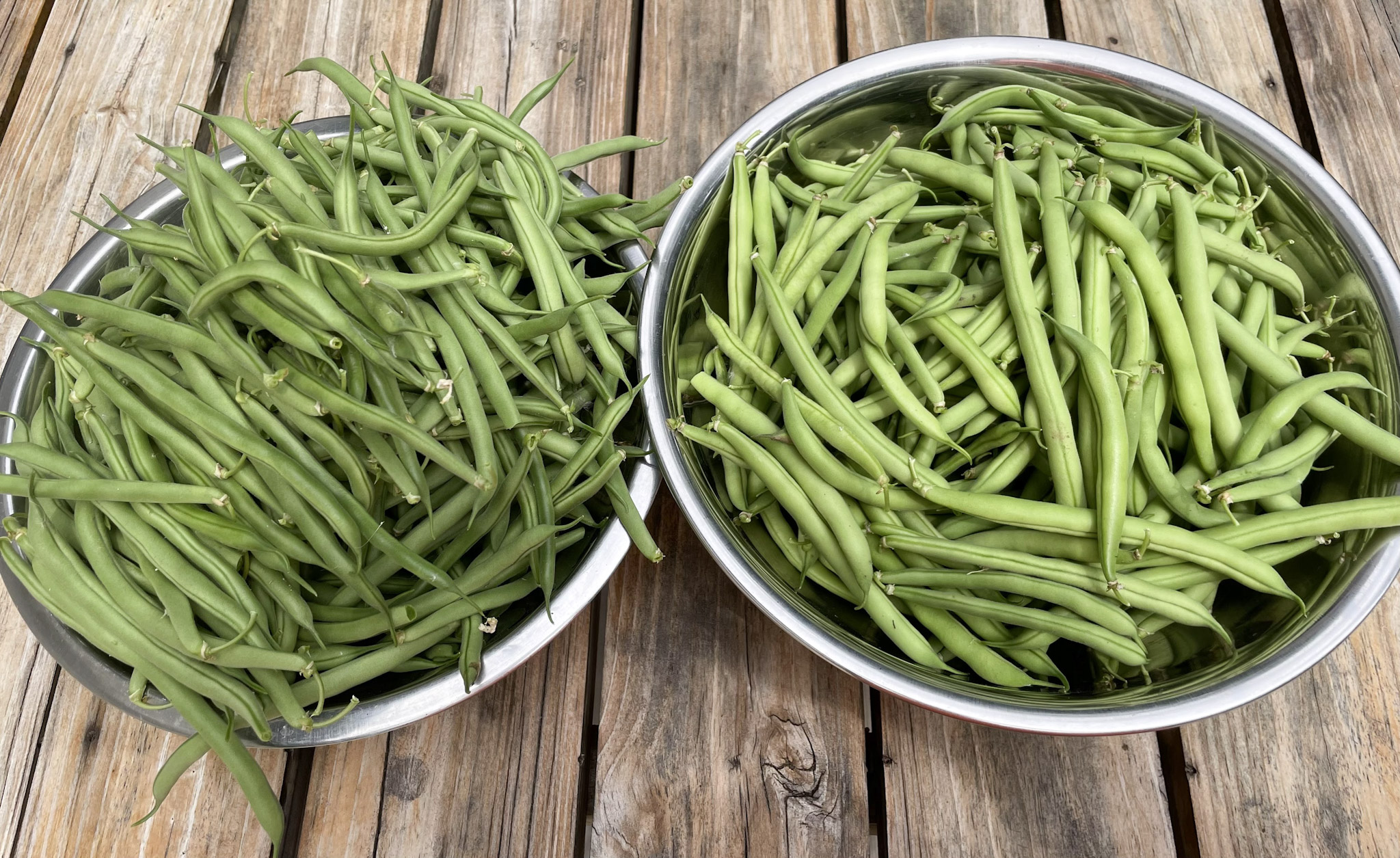 Two bowls full of green beans